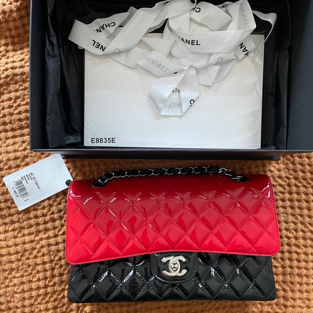 CHANEL
Medium Double Flap Bag Patent Red/Black